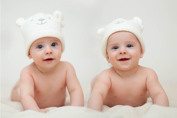 笑顔の双子の赤ちゃん