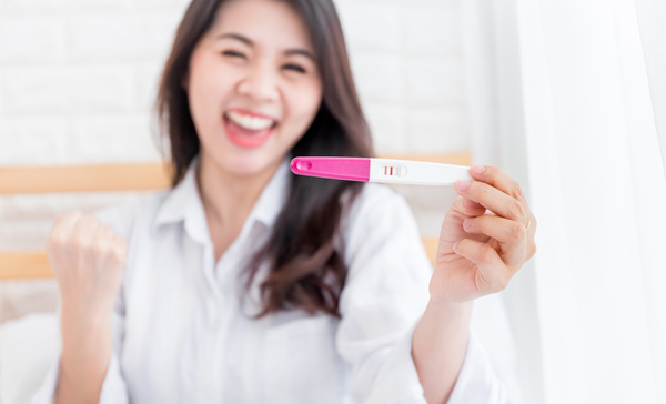 妊娠検査薬が陽性で喜ぶ女性